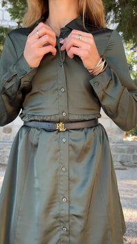 Tmavozelené košeľové šaty s priliehavým pásom, so saténovou textúrou, dlhými rukávmi a čiernym opaskom so zlatým logom RL.