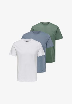 Kolme lyhythihaista T-paitaa valkoisena, vaaleansinisenä ja oliivinvihreänä, valmistettu pehmeästä puuvillasta. Jokaisessa on pyöreä pääntie ja sileä pinta.