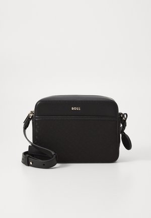 Sac bandoulière rectangulaire noir avec sangle ajustable, poche avant et logo doré « BOSS » sur la partie supérieure en cuir lisse.