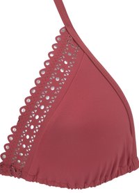 Bikini gornji dio od tamnocrvenog materijala s trokutastim šalicama, valovitim rubom i dekorativnim izrezima duž trake. Teksturirana završna obrada materijala.