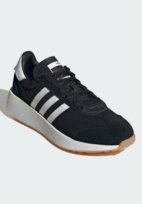 adidas Originals COUNTRY XLG - Sporta apavi - core black ftwr white bluebird