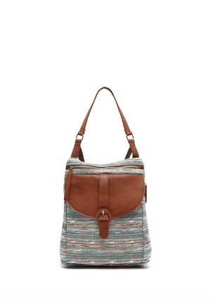 Sac bandoulière avec corps en tissu tissé multicolore, rabat et poche en cuir marron, et bandoulière réglable, debout sur fond blanc.