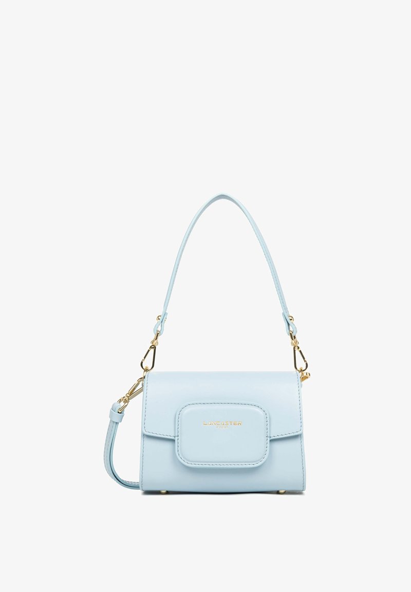 Borsa a mano in pelle azzurro chiaro, di forma rettangolare, con dettagli in metallo dorato, manico superiore e una patta frontale con logo in rilievo.