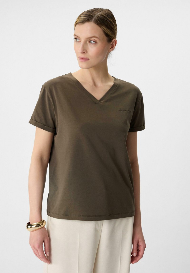 Olijfgroene V-hals T-shirt van zachte stof, met korte mouwen, een omgerolde mouwafwerking en een discreet logo op de linkerkant van de borst.