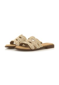 Dos sandalias planas con una parte superior de color beige claro tejida que presenta tiras entrelazadas y una suela con textura de madera. Diseño minimalista con puntera abierta.