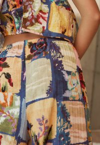 Next WIDE  - Stoffhose - blue patch print