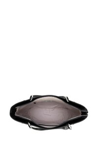 Czarna skórzana torba typu tote z srebrnym okuciem, zamkami na suwak i miękką beżową podszewką wewnętrzną, oferująca dużą przestrzeń do przechowywania.