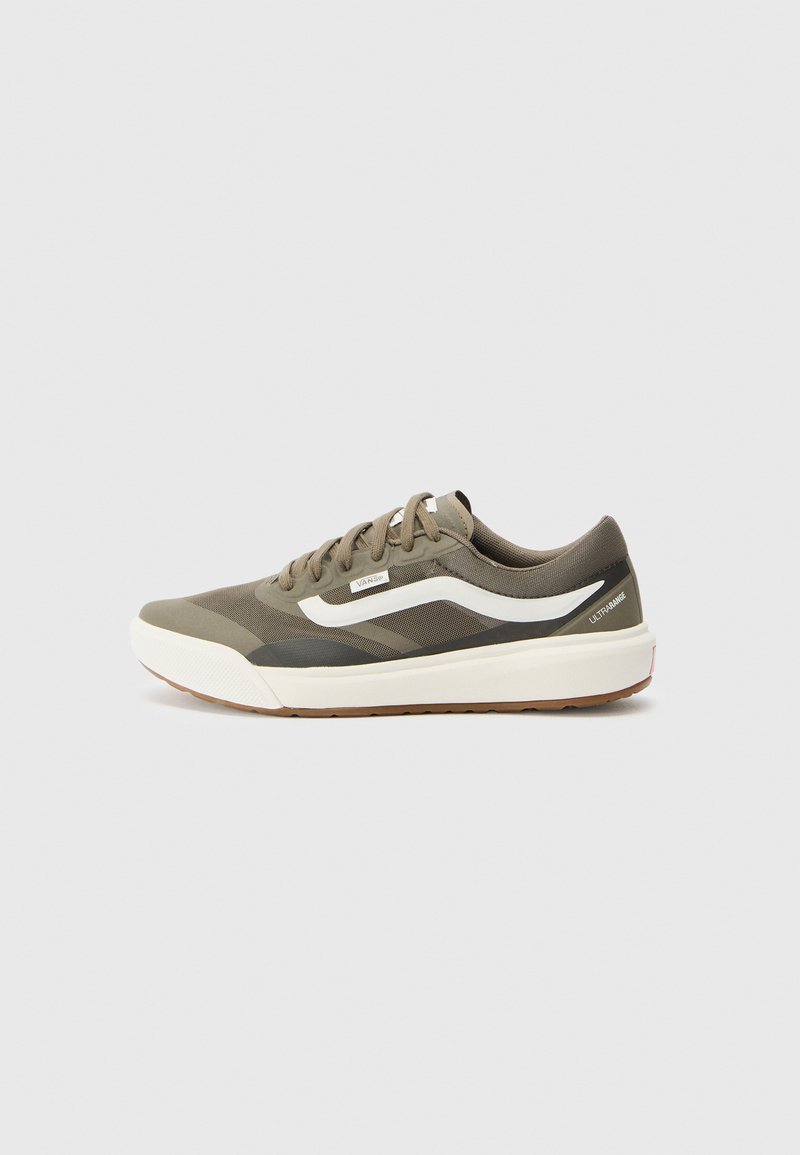 Grå og olivengrønn sneaker med mesh-overdel, hvite side-striper og en tykk hvit såle. Har teksturert stoff og rund tå.