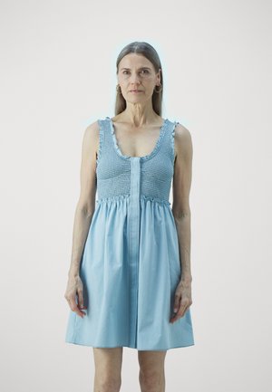 Abito senza maniche di colore azzurro chiaro con corpetto smock, spalline arricciate e gonna svasata. Realizzato in un tessuto morbido con una consistenza liscia.