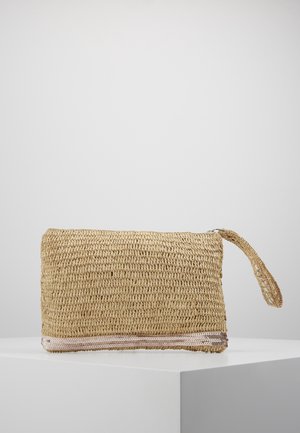 Rektangulær vævet beige clutch taske med håndledsrem og metallisk rosaguld kant langs den nederste kant på hvid piedestal.