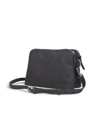 Sort læder crossbody taske med glat tekstur, lynlåslukning og justerbar rem. Udstyret med sølvfarvet hardware og minimalistisk design.