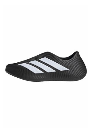 Schwarzer Slip-On-Sportschuh mit strukturierter Oberfläche und drei weißen diagonalen Streifen an der Seite, ohne Schnürsenkel oder sichtbare Öffnungen.