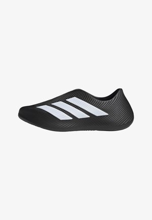 Schwarzer Slip-On-Sportschuh mit strukturierter Oberfläche und drei weißen diagonalen Streifen an der Seite, ohne Schnürsenkel oder sichtbare Öffnungen.