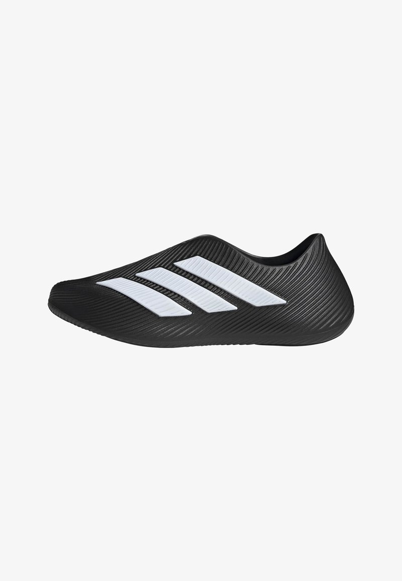Μαύρο αθλητικό παπούτσι τύπου slip-on με υφή στην επιφάνεια και τρεις λευκές διαγώνιες ρίγες στο πλάι, χωρίς κορδόνια ή ορατές ανοίγματα.