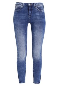 Jean slim fit pour femmes en bleu avec un délavage, fermeture à bouton, passants de ceinture et style cinq poches, présenté sur fond blanc.