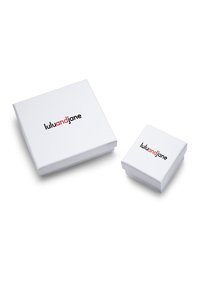 Dos cajas de regalo blancas cuadradas con superficies lisas, mostrando el nombre de la marca “lulu and jane” en texto negro y rojo en la parte superior.