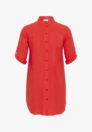 Rotes Leinenhemd mit durchgehender Knopfleiste, kurzarmig hochgekrempelt, einer Brusttasche und einer lockeren Silhouette.