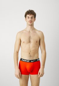 Nike Underwear ESSENTIAL TRUNK 3 PACK - Boxers - white/black/picante red