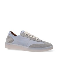 Jasnoniebieskie skórzane sneakersy z szarymi zamszowymi akcentami, okrągły czubek, sznurowane z przodu, i biała gumowa podeszwa. Tekstura jest gładka i miękka.