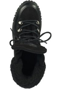 Schwarzer wasserdichter Knöchelstiefel mit einem Obermaterial aus Wildleder, dickem texturiertem Futter, Metallösen und einer robusten Gummisohle. Mit Schnürdesign.