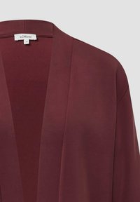Burgundowa, luźno dopasowana kimono z otwartym przodem, miękka tkanina i zwiewny krój. Widoczna metka z napisem "s.Oliver", rozmiar 36.