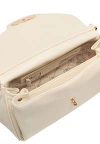 Borsa a mano in pelle crema con chiusura a zip. L'interno presenta una fodera a fantasia e un piccolo scomparto con tasca etichettata. Dettagli in oro rosa.