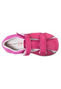 Różowa skórzana sandałka z siateczkowymi wstawkami, regulowanymi paskami na rzep, otwartym noskiem oraz teksturowaną gumową podeszwą zapewniającą przyczepność.