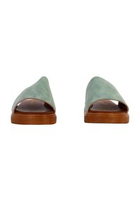 Sandali slip-on verde in pelle con una texture liscia, design a punta e suola in gomma marrone.