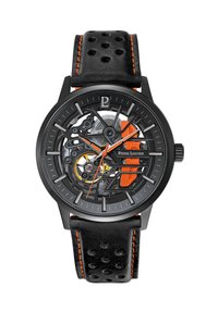 Orologio con cassa in metallo nero, quadrante scheletrico che mostra i meccanismi interni, dettagli arancioni e un bracciale in pelle nera con perforazioni.