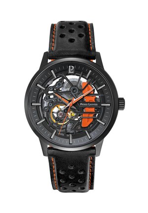 Uhr mit schwarzem Metallgehäuse, Skelettzifferblatt zur Präsentation der inneren Mechanik, orangefarbene Akzente und ein schwarzes Lederarmband mit Perforationen.