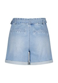 Lichtblauwe denim shorts hebben een hoge taille, opgerolde zomen en twee achterzakken, met een gladde, gestructureerde afwerking.