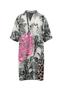 Vestido de manga corta con un estampado de jungla en blanco y negro y texto gráfico en rosa. La tela tiene una textura suave, con un acento de estampado de leopardo en el dobladillo.