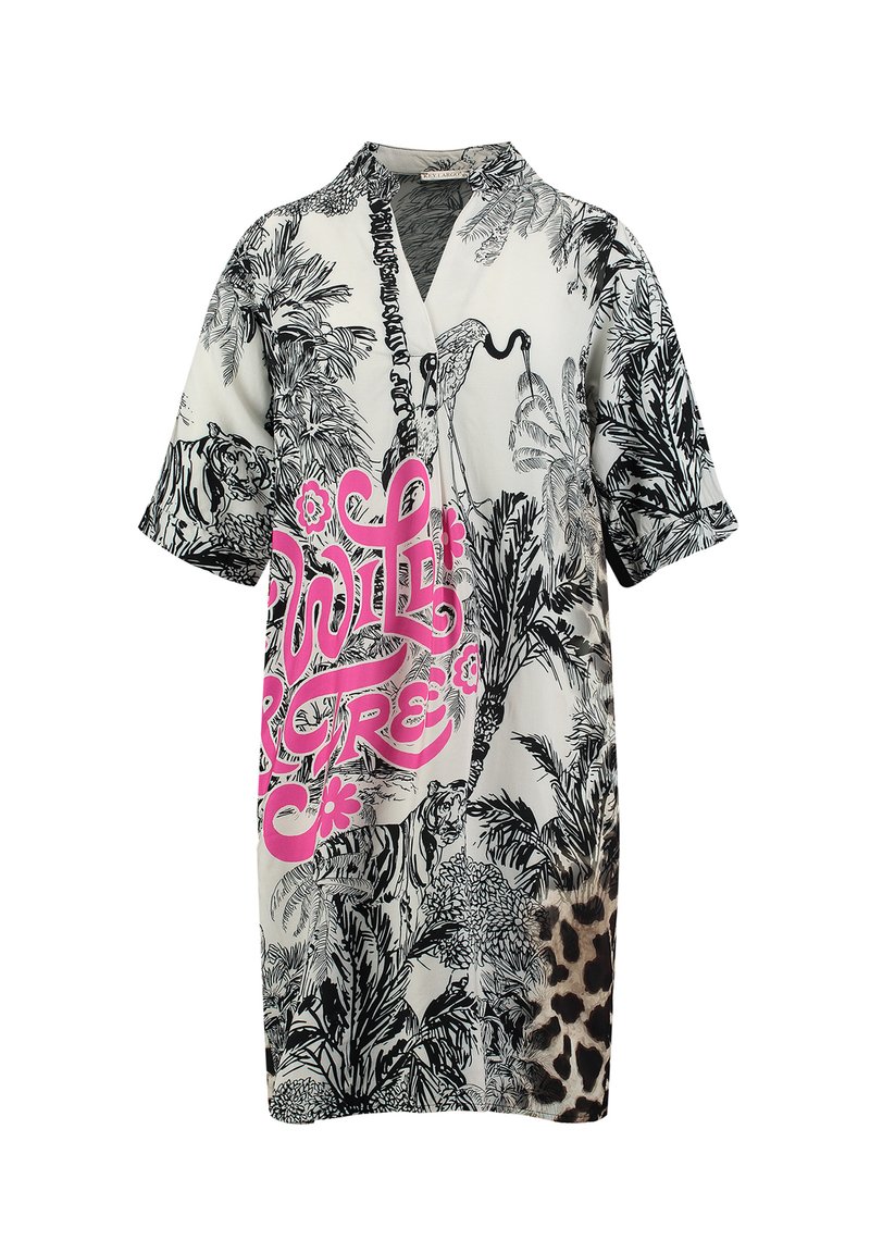 Vestido de manga corta con un estampado de jungla en blanco y negro y texto gráfico en rosa. La tela tiene una textura suave, con un acento de estampado de leopardo en el dobladillo.