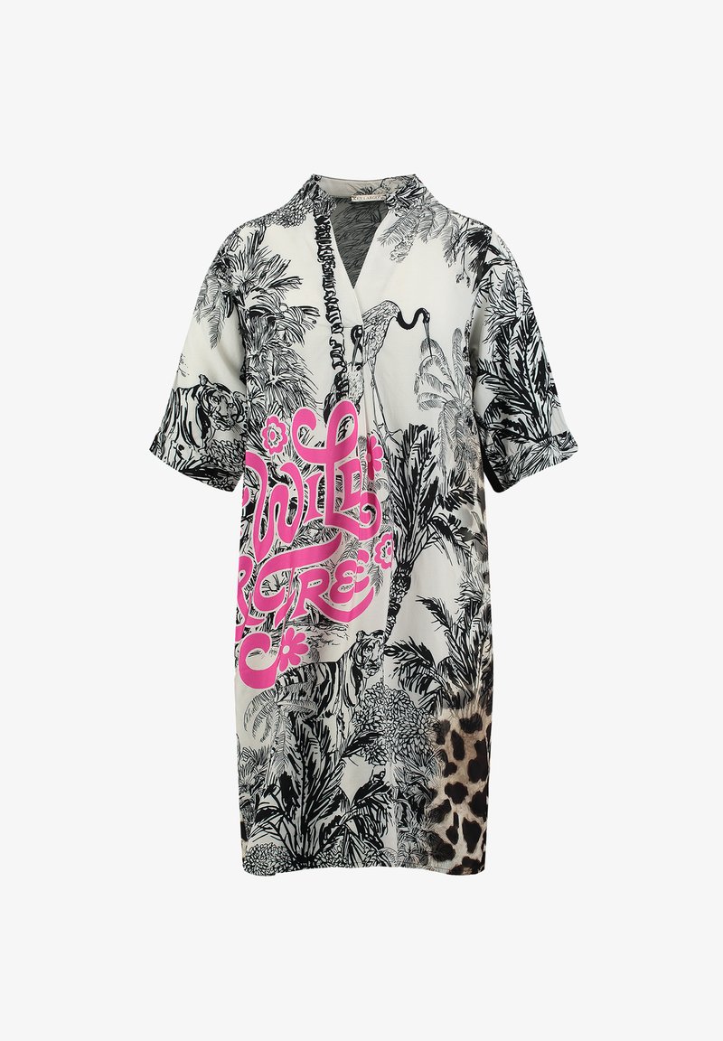 Vestito a maniche corte con stampa jungle bianca e nera e testo grafico rosa. Il tessuto ha una texture liscia, con un dettaglio a stampa leopardata all'orlo.