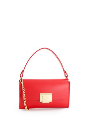 Červená kožená kabelka s horním uchem, zlatým řetízkem a čtvercovou zlatou sponou na přední klopě.