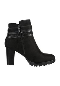 Botas negras hasta el tobillo hechas de ante con un detalle de correa texturizada y dos cremalleras laterales. Presentan un tacón grueso y una suela de goma con relieve.