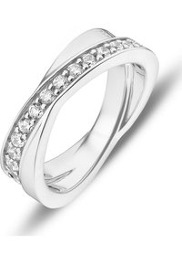 Silverring med ett sammanflätat mönster, med en band som har små klara stenar längs ena sidan. Slät, polerad yta.