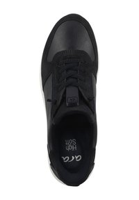 Sneaker nera con una combinazione di materiali in pelle e nabuk. Presenta una punta rotonda, un sistema di allacciatura e una soletta imbottita. Suola bianca in contrasto.