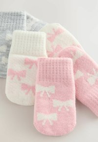 Chaussettes tricotées en gris, blanc et rose, avec un motif de nœuds. Texture douce avec des bords côtelés et des couleurs différentes pour chaque chaussette.