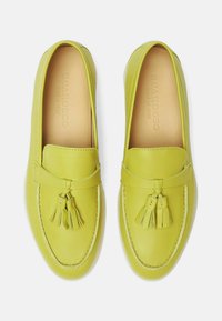 Grønne læder loafers med frynse detaljer, flade såler og syet udsmykning; indersiden har præget brandlogo.