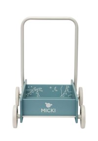 Carrito de empuje de madera en azul pastel con manija y ruedas blancas. Presenta patrones simples de contorno de animales y elementos celestiales. Logo exhibido.