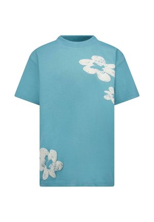 Blauw katoenen T-shirt met een ronde hals, met witte bloemenprints aan de linkerkant en rechteronderhoek. Korte mouwen, relaxte pasvorm.