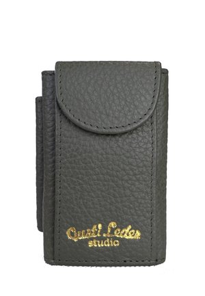 Grijze, gestructureerde leren portemonnee met afgeronde klep en goudkleurig, gedrukt "Gusti Leder studio" logo aan de voorkant, rechtop staande op een witte achtergrond.