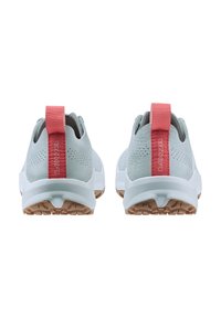 Scarpe da ginnastica da uomo di colore grigio chiaro con una tomaia texture, dotate di un tassello sul tallone rosa e una suola in gomma marrone con un battistrada a motivo.
