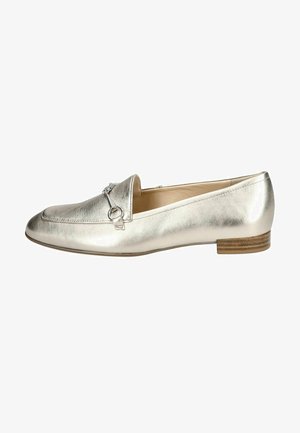 Metallisch silberne Loafers mit glatter Textur, ausgestattet mit einem dekorativen Hardware-Accessoire und einem niedrigen Holzabsatz. Klassisches Design.