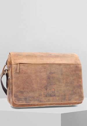 Hellbraune Leder-Umhängetasche mit Klappenverschluss, vorderseitigem, geprägtem Rehdesign und seitlicher Reißverschlusstasche. Mit verstellbarem Schultergurt.
