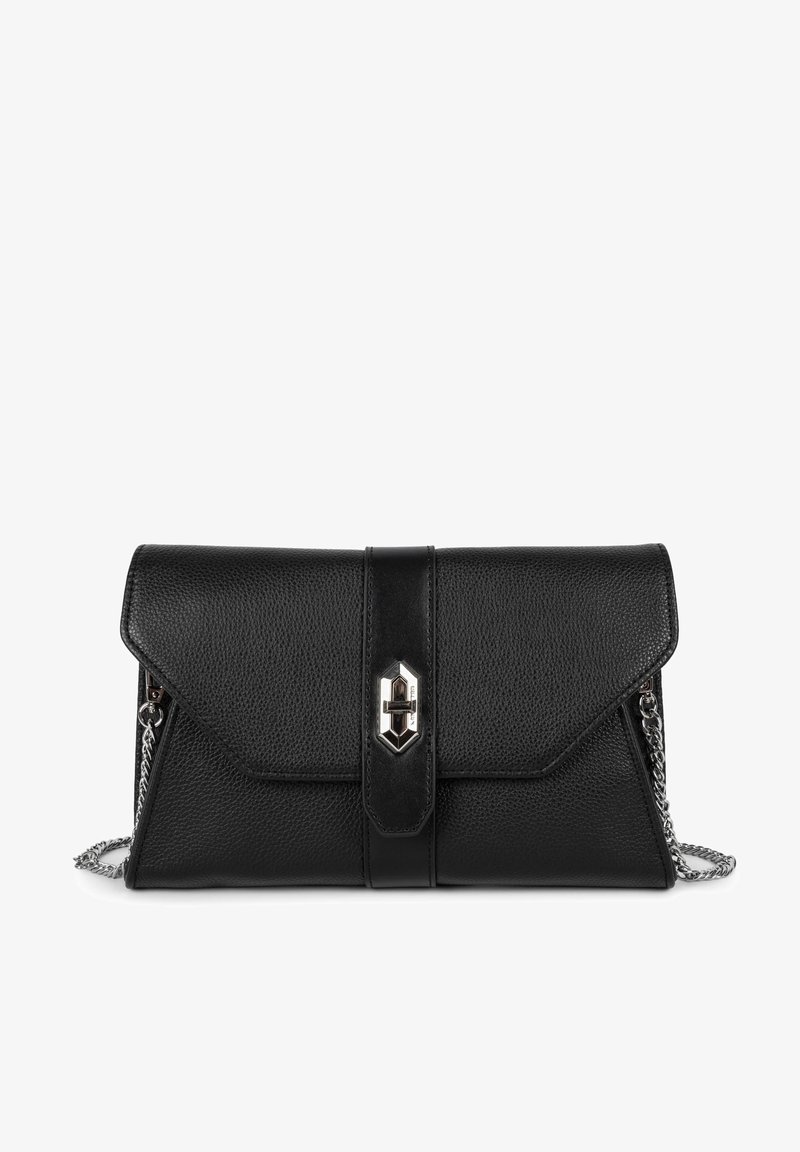 Borsa a tracolla in pelle nera con superficie testurizzata, dotata di pattina ribaltabile, hardware in argento e tracolla a catena removibile.