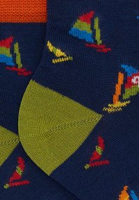 Calze blu marine con motivi di barche a vela colorate, con accenti arancioni e verdi. Realizzate in materiale morbido e texturizzato con rinforzo sulla punta e sul tallone.