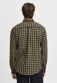 Košile s dlouhým rukávem v béžové a černé barvě, vyrobená z flanelu, s límečkem na knoflíky a zaobleným spodním lemem.