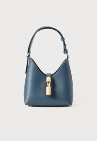 Sac à main en cuir bleu avec une finition texturée, doté d'un fermoir doré et d'une poignée incurvée. Forme compacte et structurée avec un design minimaliste.